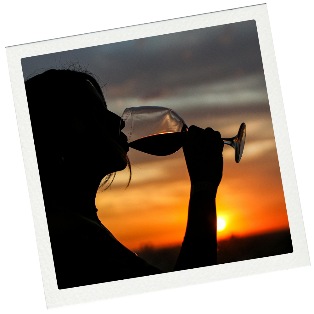 Eine Frau trinkt Wein