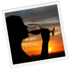 Eine Frau trinkt Wein